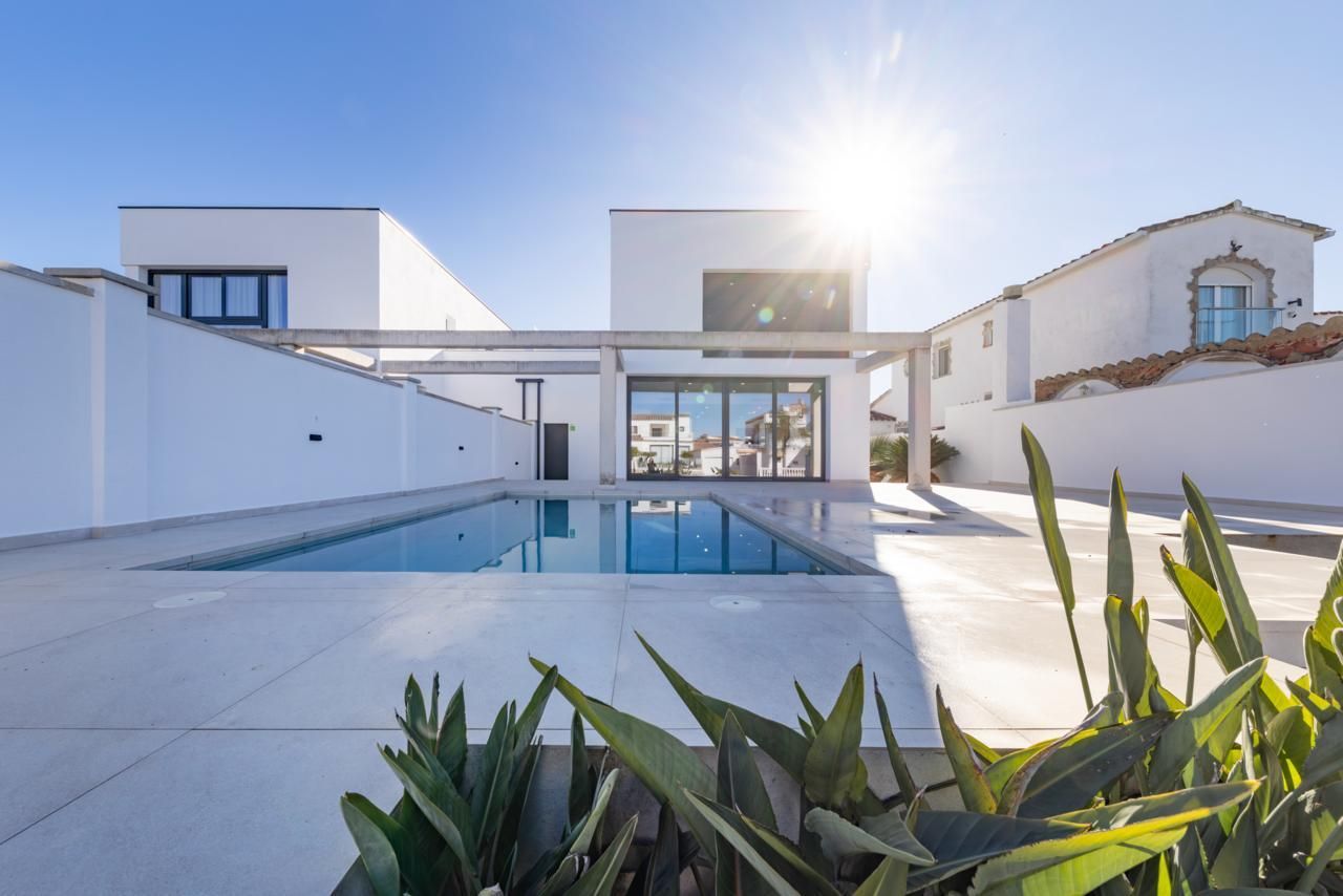 Swimming pool of House or chalet for sale in Empuriabrava