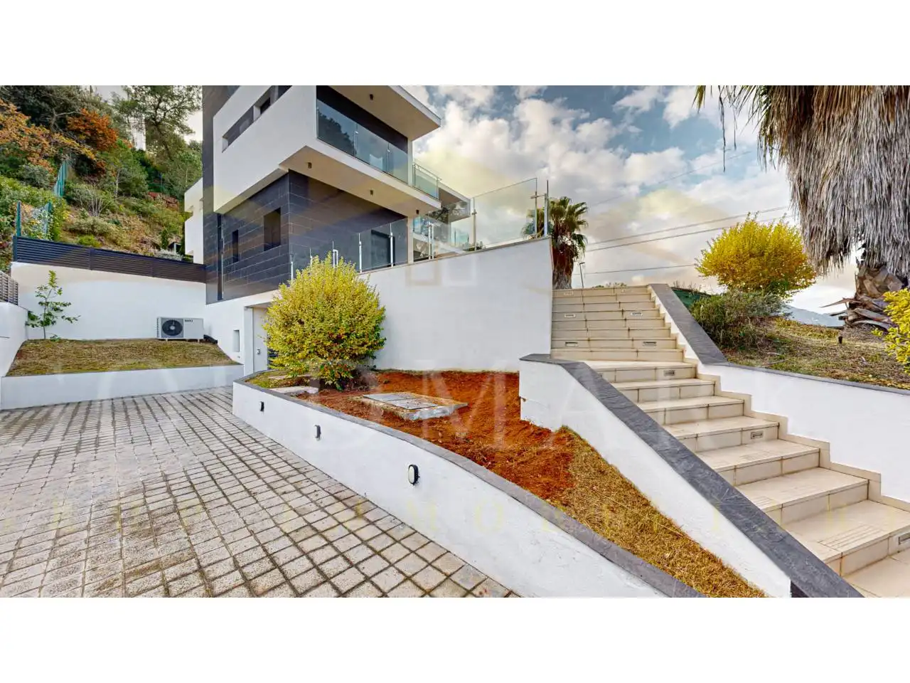 Vista exterior de Casa o xalet en venda en Corbera de Llobregat amb Aire condicionat, Calefacció i Jardí privat