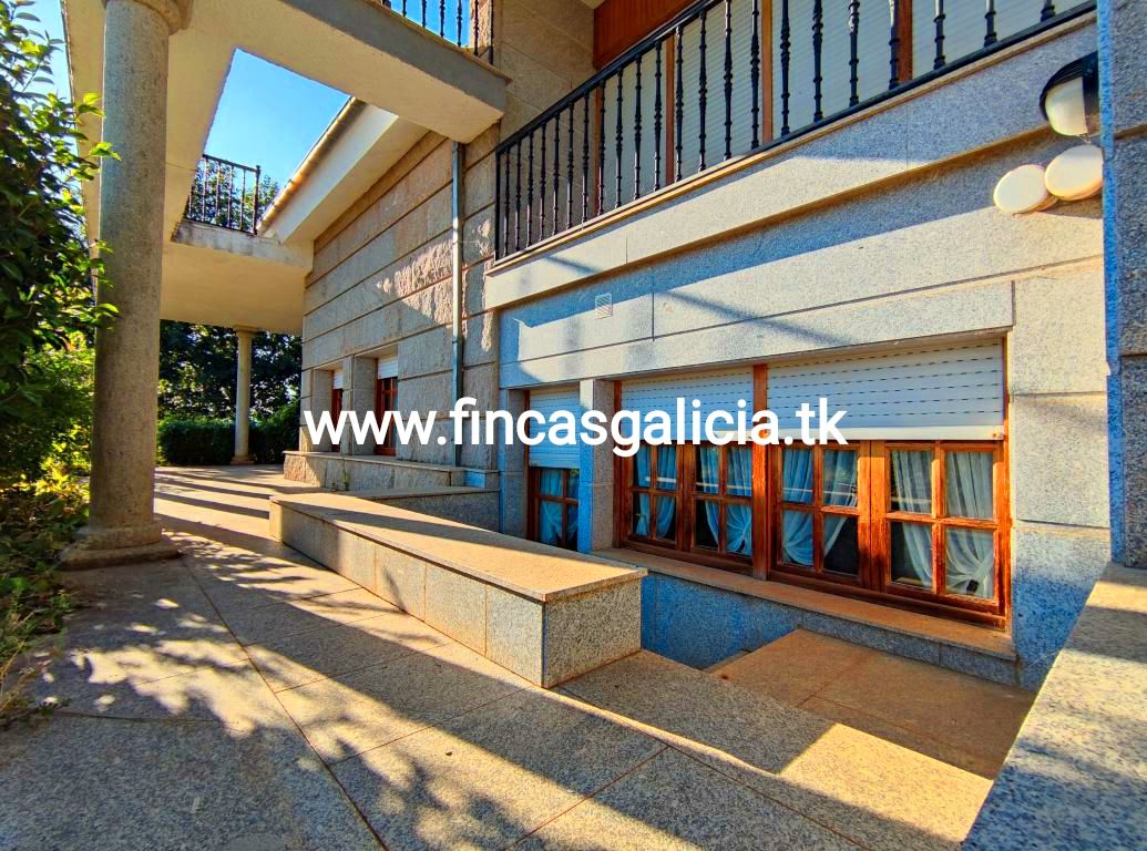 Vista exterior de Casa o xalet en venda en Verín amb Calefacció, Jardí privat i Terrassa