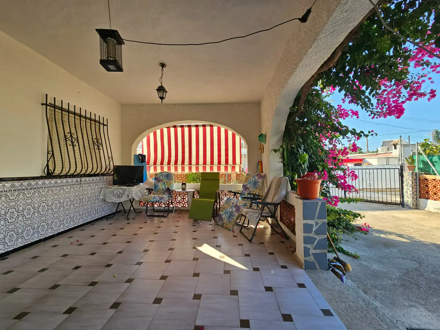 Terrassa de Casa o xalet en venda en Oliva amb Jardí privat, Piscina i Moblat