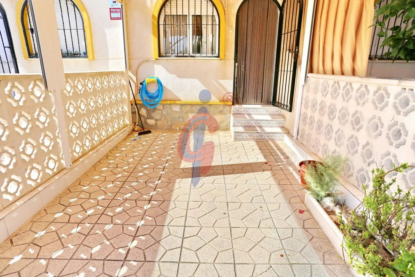 Terrassa de Casa adosada en venda en Guardamar del Segura amb Jardí privat, Terrassa i Moblat