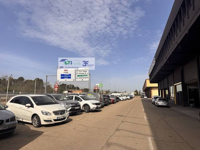 Nave industrial en Venta en POL.EL PORTAZGO en Venta del Olivar