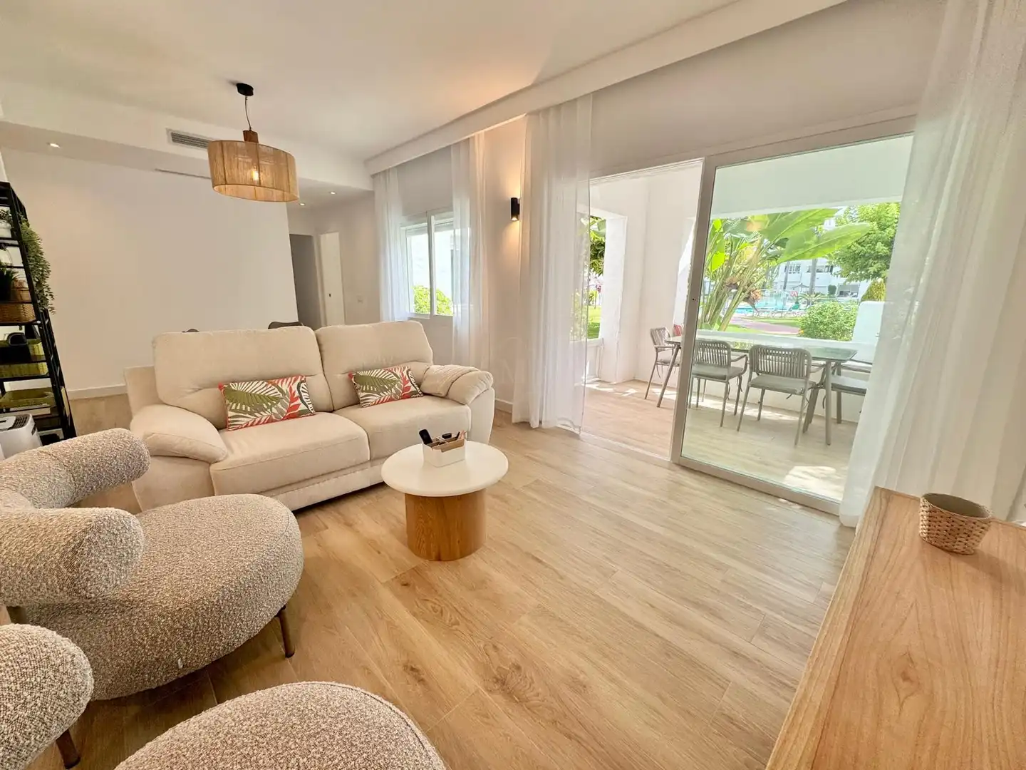 Wohnzimmer von Erdgeschoss zur Miete in Estepona mit Klimaanlage, Terrasse und Schwimmbad