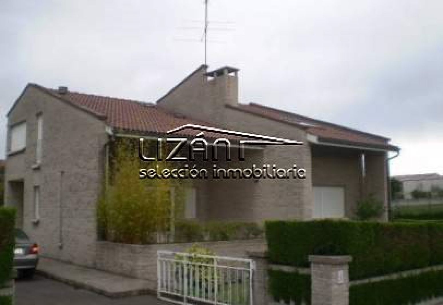 Vista exterior de Casa o xalet en venda en Siero amb Parquet, Terrassa i Piscina