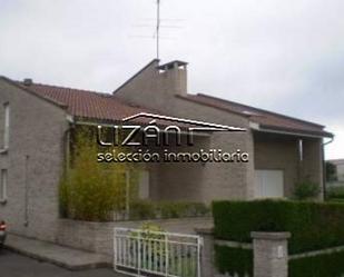 Vista exterior de Casa o xalet en venda en Siero amb Parquet, Terrassa i Piscina