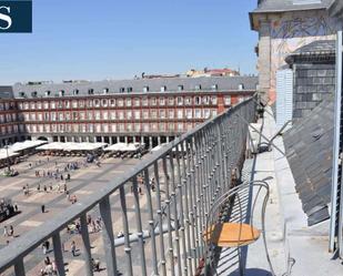 Vista exterior de Àtic de lloguer en  Madrid Capital amb Aire condicionat, Terrassa i Balcó