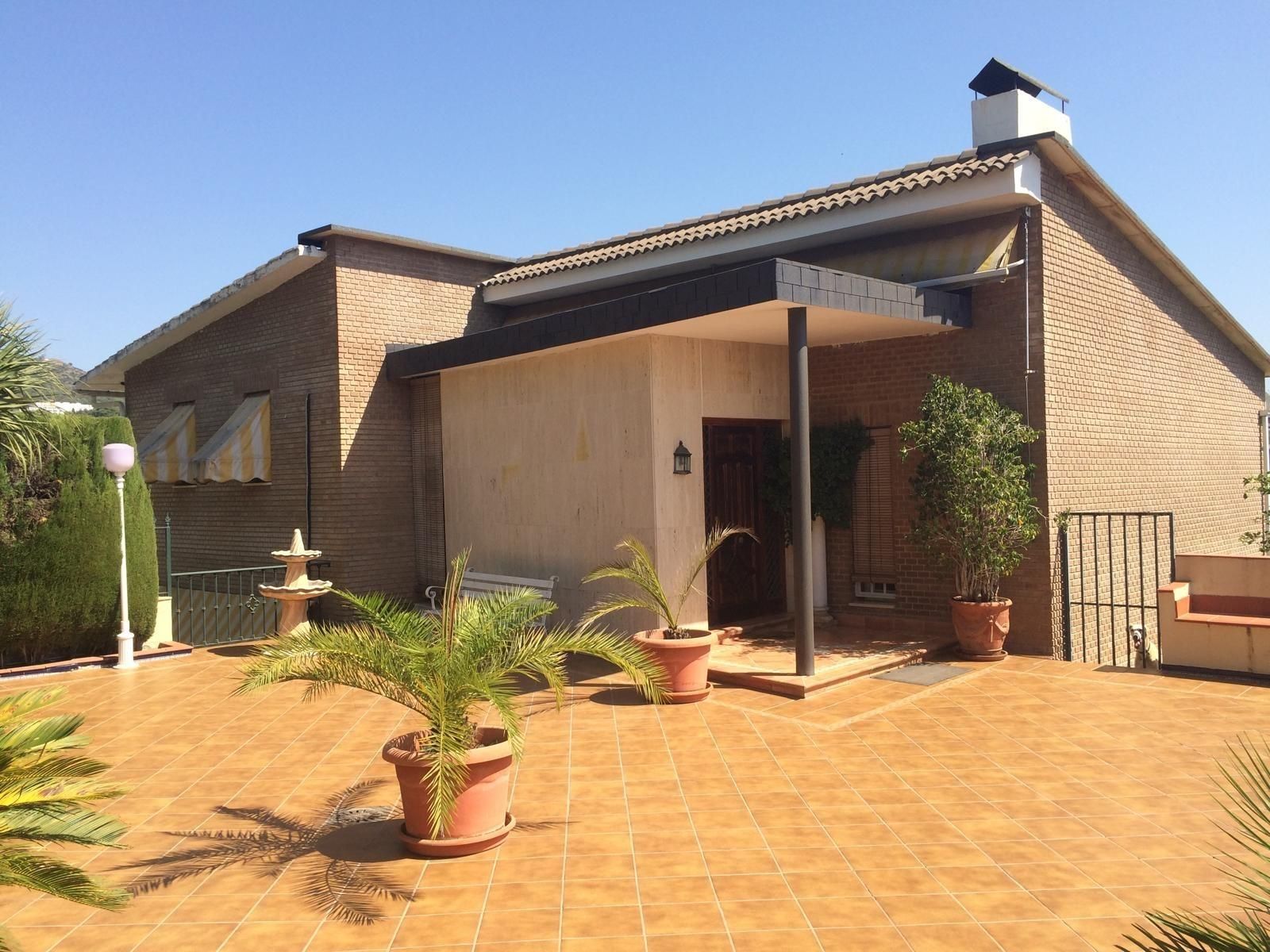Vista exterior de Casa o xalet en venda en  Córdoba Capital amb Aire condicionat, Calefacció i Jardí privat