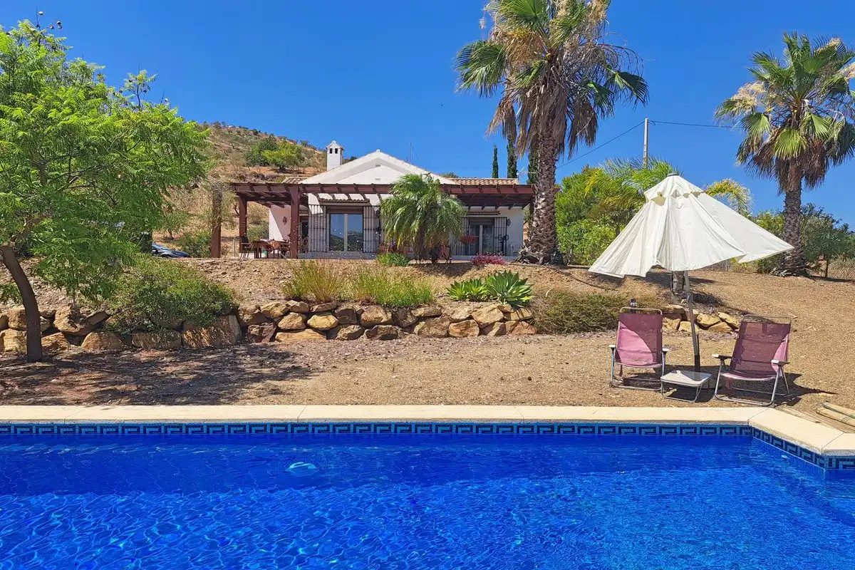 Vista exterior de Finca rústica en venda en Tolox amb Jardí privat, Terrassa i Piscina