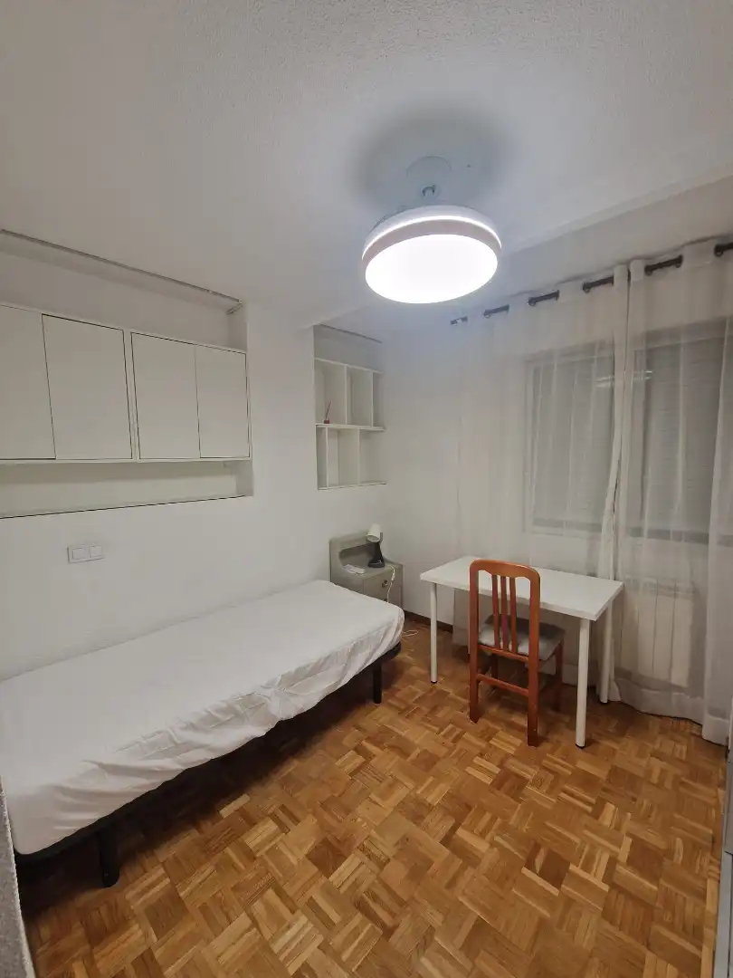 Dormitori de Pis de lloguer en Móstoles amb Calefacció, Parquet i Moblat
