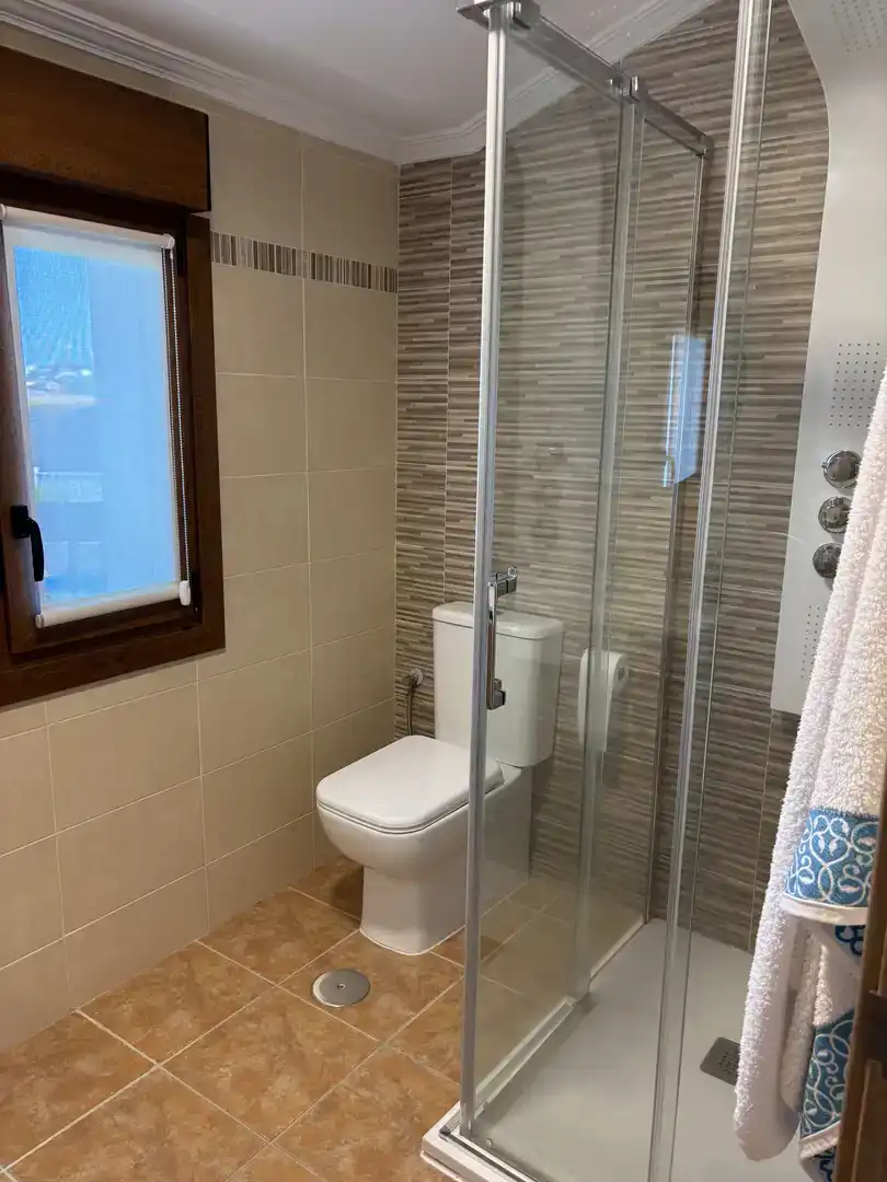 Baño de Piso de alquiler en Ribeira con Jardín privado, Amueblado y Balcón