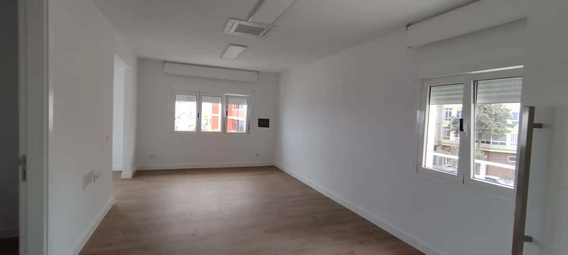 Büro zur Miete in Las Palmas de Gran Canaria mit Klimaanlage, Terrasse und Balkon