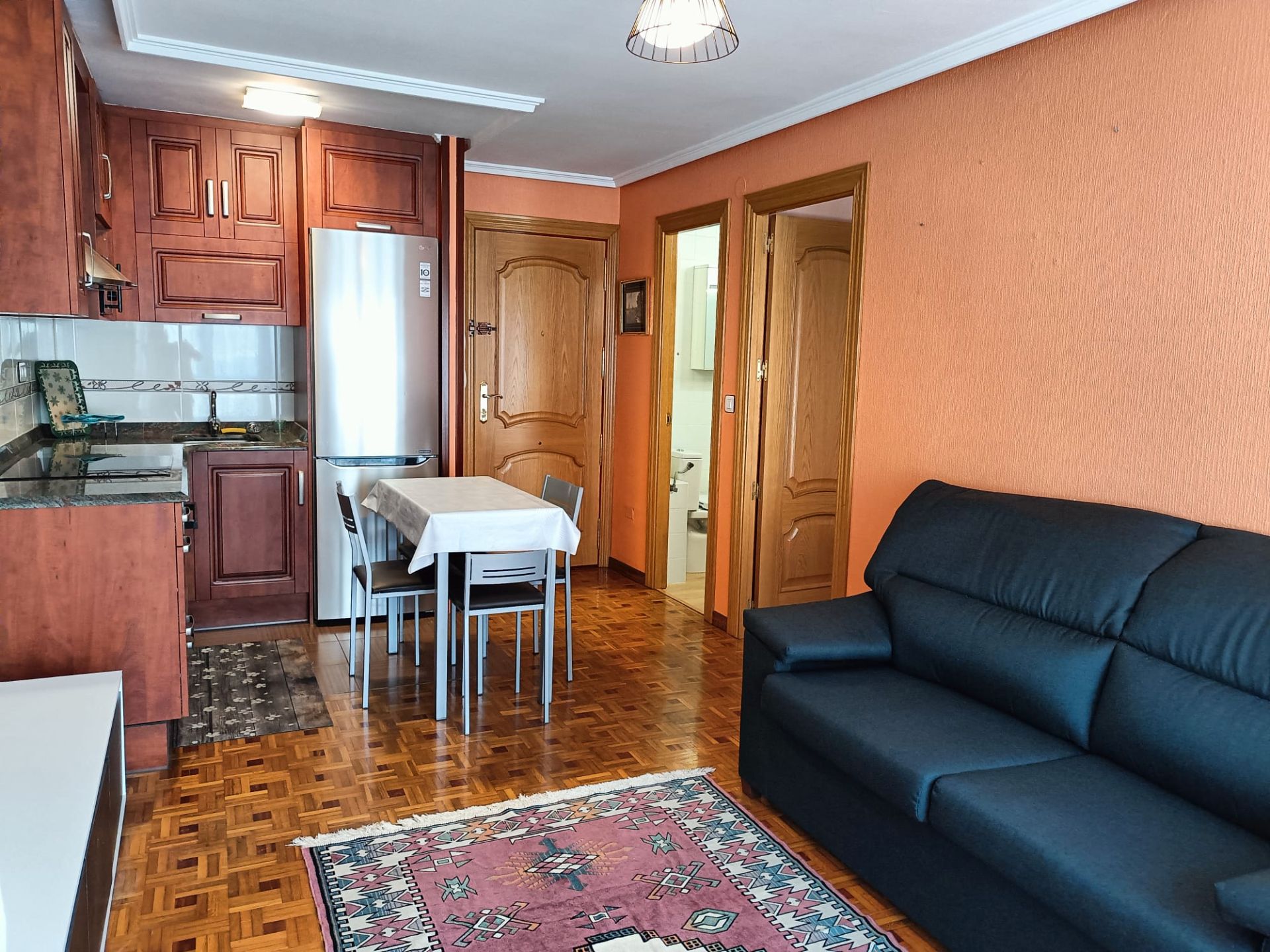Sala d'estar de Apartament de lloguer en Aguilar de Campoo amb Calefacció, Parquet i Moblat