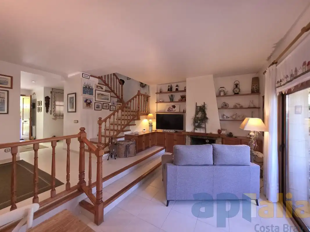 Sala de estar de Casa adosada en venta en Castell d'Aro, Platja d'Aro i s'Agaró con Calefacción, Jardín privado y Piscina comunitaria
