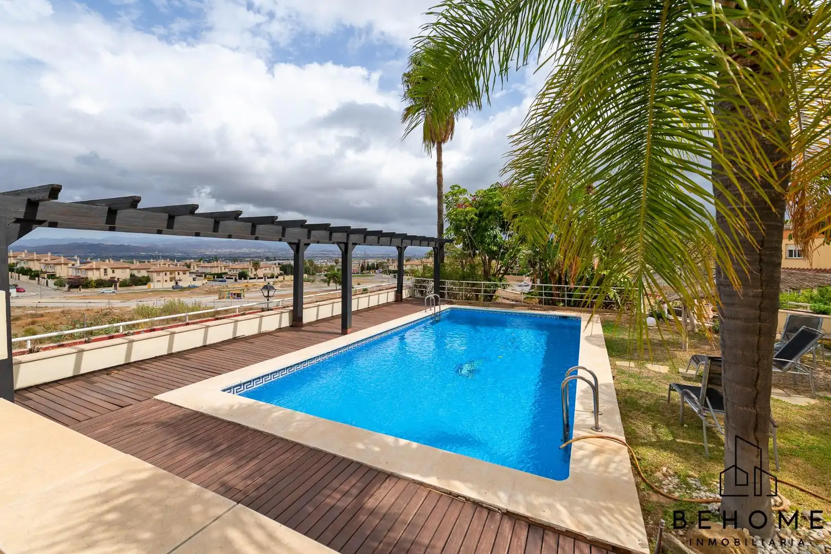 Piscina de Casa o xalet en venda en Alhaurín de la Torre amb Aire condicionat, Jardí privat i Terrassa