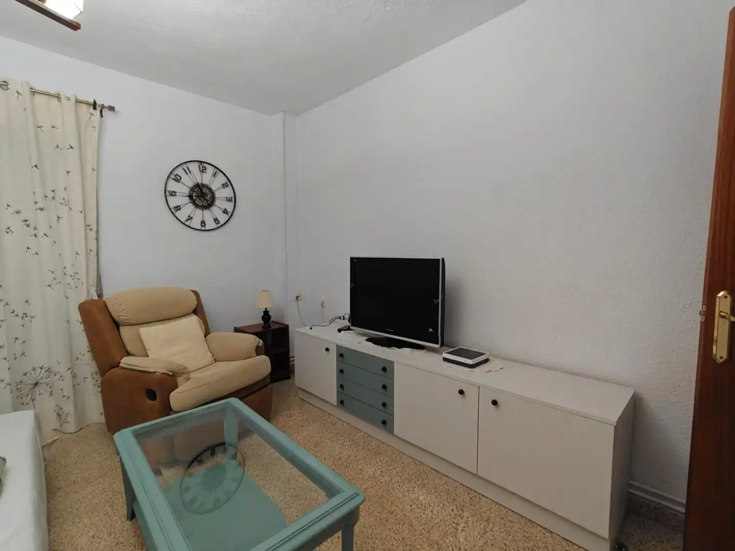 Sala de estar de Piso para compartir en Granada con Calefacción, Amueblado y Balcón