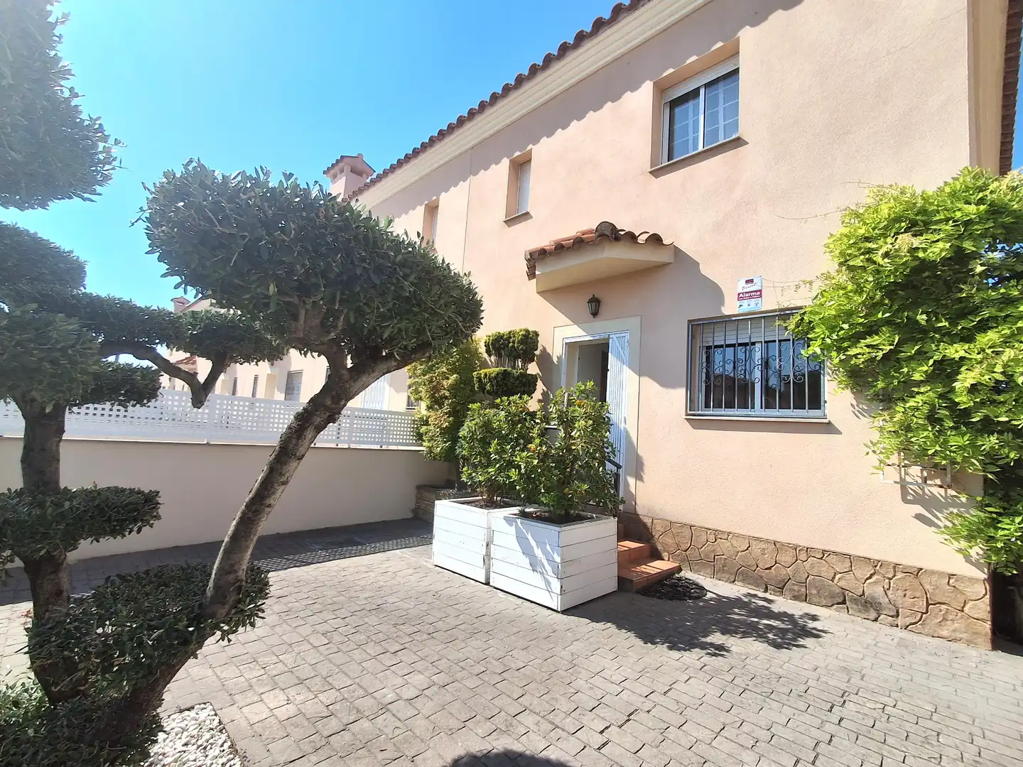 Vista exterior de Casa adosada en venda en Mont-roig del Camp amb Aire condicionat, Jardí privat i Terrassa