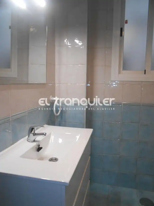 Bathroom of Flat for rent in Madrid  with Parquet flooring, Terrace and Furnished