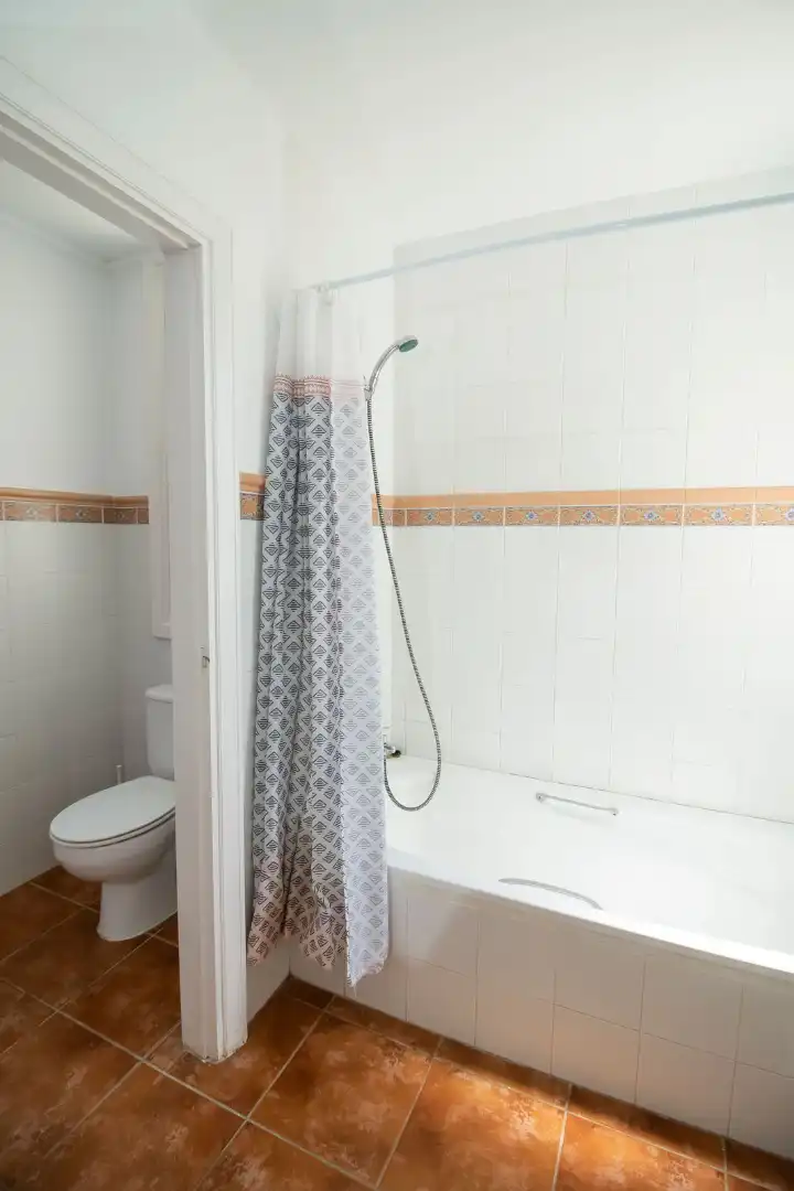 Baño de Piso en venta en Marbella con Aire acondicionado, Terraza y Amueblado
