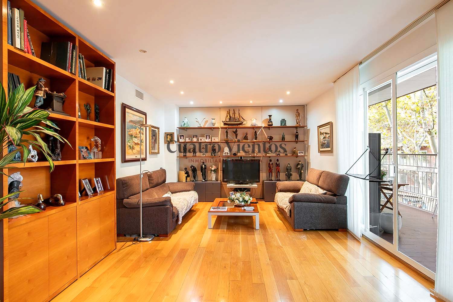 Living room of Flat for sale in  Barcelona Capital  with Air Conditioner, Heating and Parquet flooring