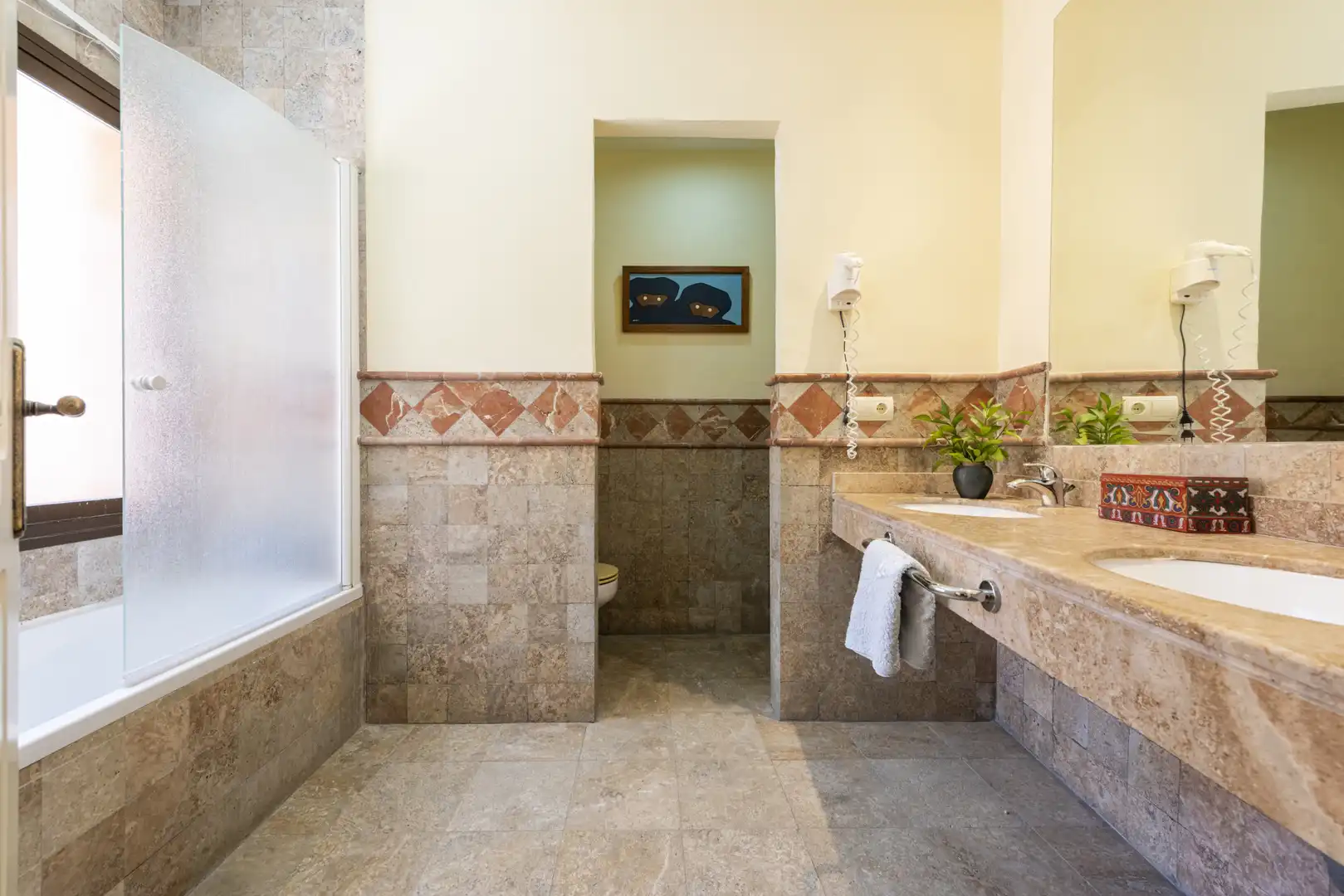 Badezimmer von Dachboden zum Verkauf in Estepona mit Abstellraum, Schwimmbad und Whirlpool