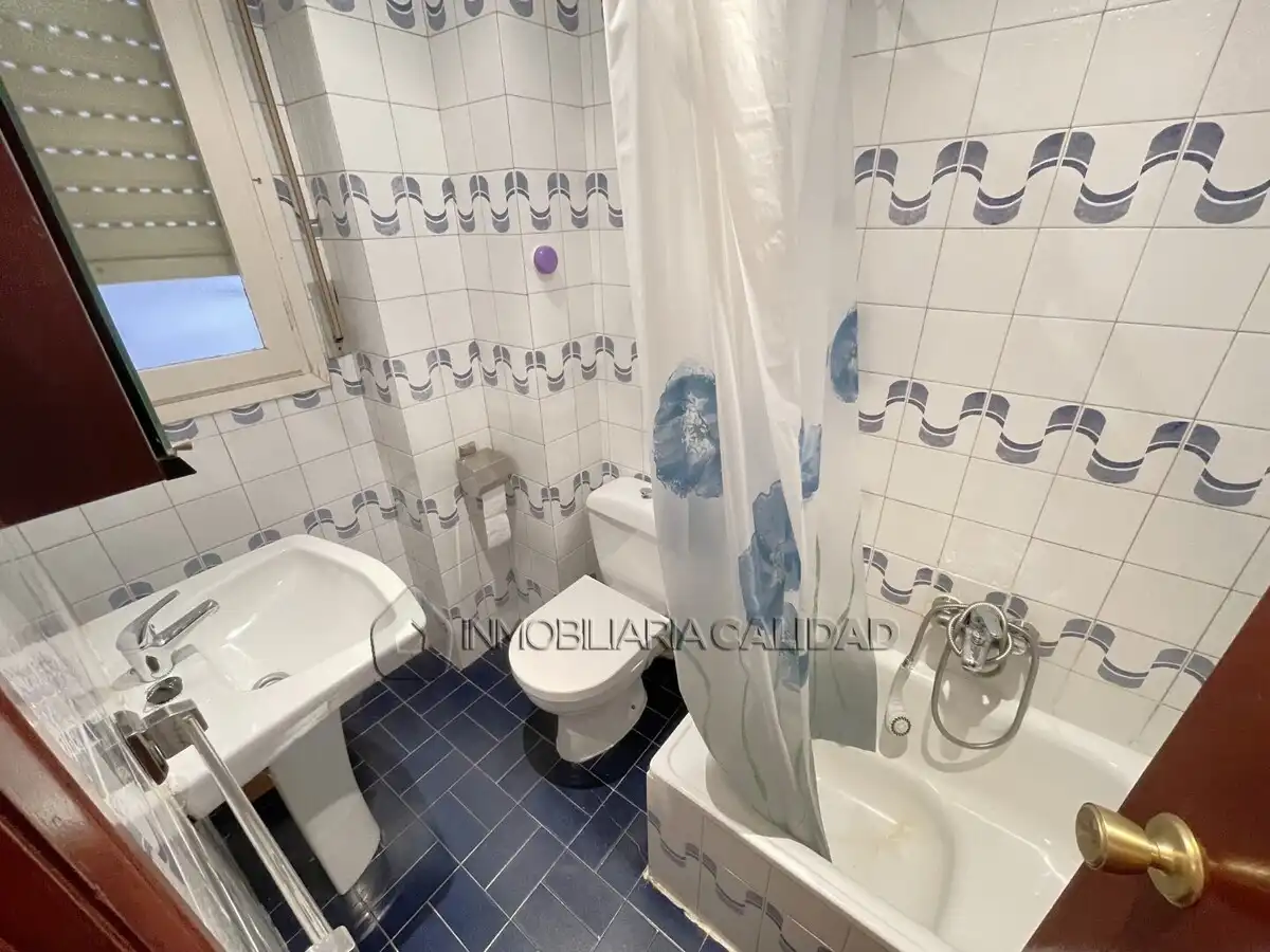 Baño de Piso de alquiler en Burgos con Calefacción y Amueblado
