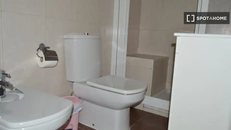Baño de Piso de alquiler en Valencia con Aire acondicionado, Calefacción y Amueblado