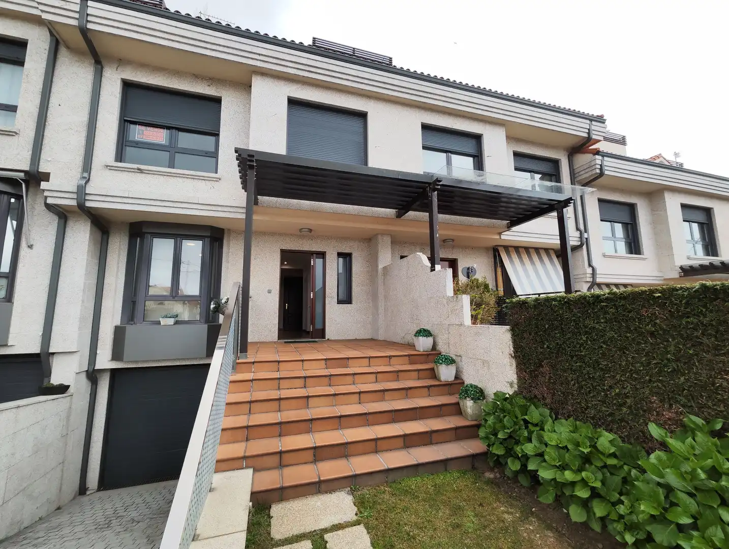 Vista exterior de Casa adosada en venta en Vigo  con Jardín privado, Parquet y Terraza