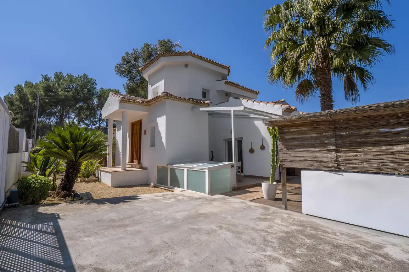 Vista exterior de Casa o chalet en venta en Jávea / Xàbia con Piscina