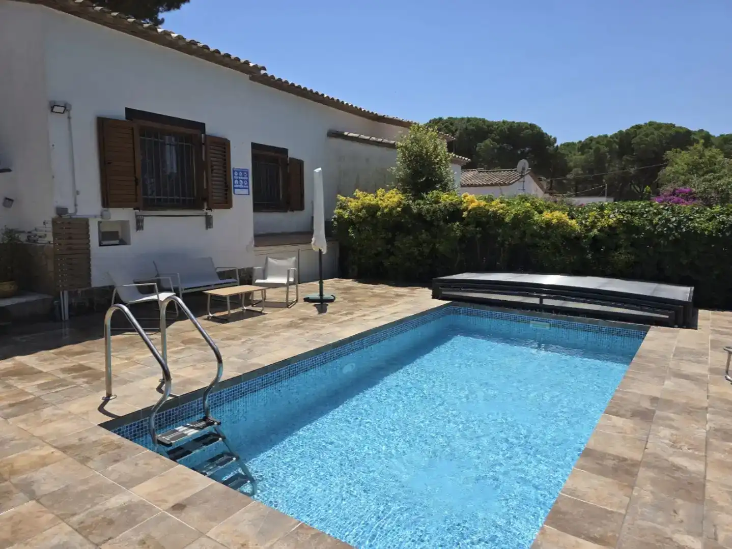 Piscina de Pis de lloguer en Begur amb Aire condicionat, Jardí privat i Traster