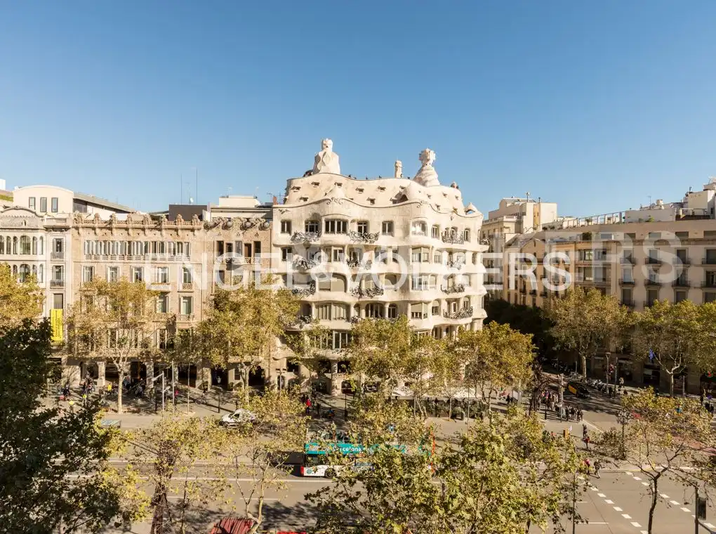 Außenansicht von Wohnung zum Verkauf in Barcelona mit Klimaanlage, Heizung und Balkon