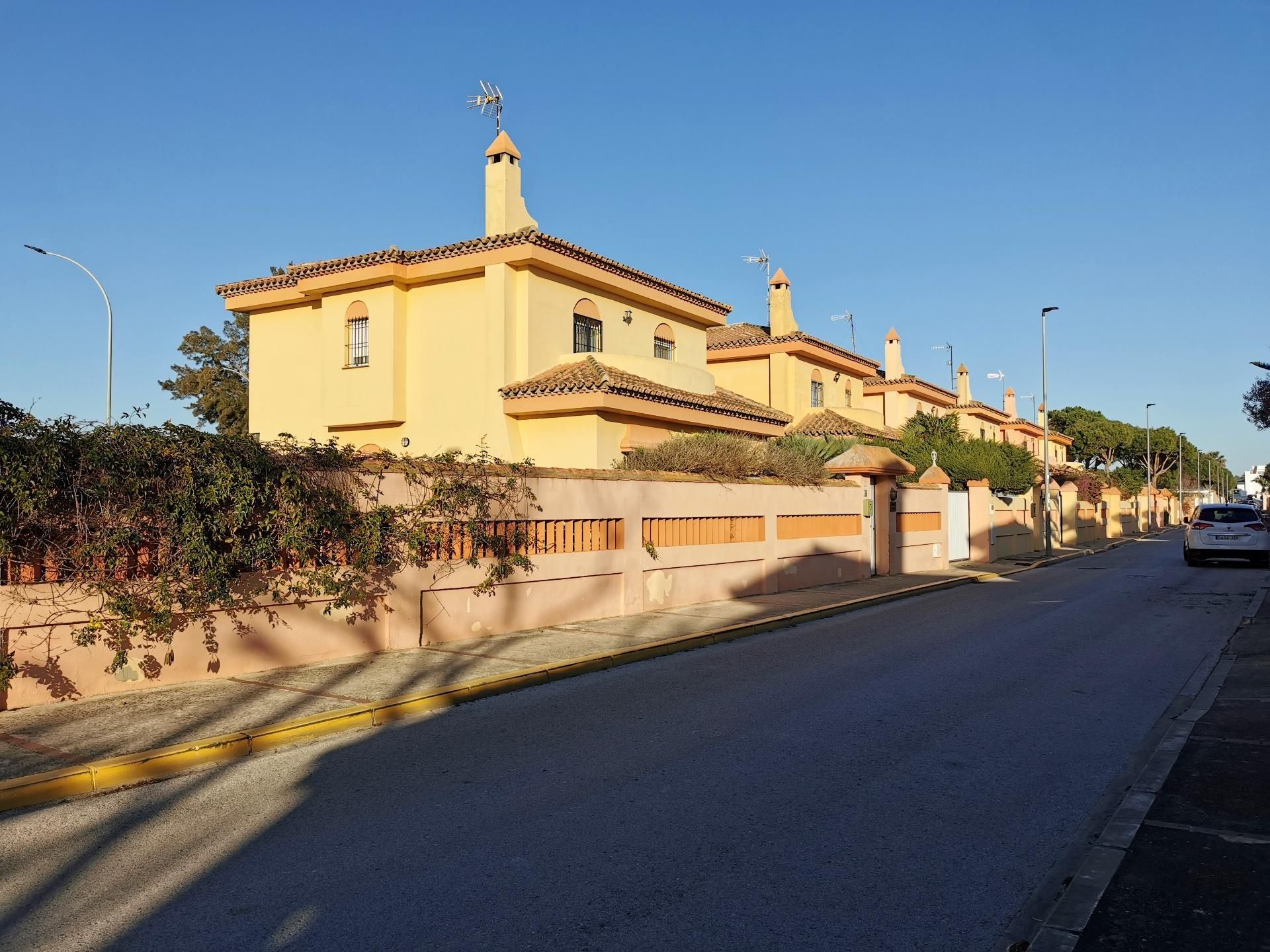 Vista exterior de Casa o xalet en venda en Chiclana de la Frontera amb Calefacció, Jardí privat i Parquet