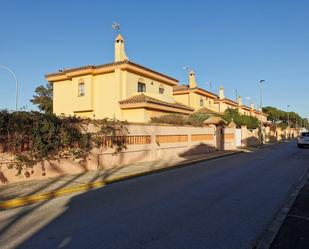 Vista exterior de Casa o xalet en venda en Chiclana de la Frontera amb Calefacció, Jardí privat i Parquet