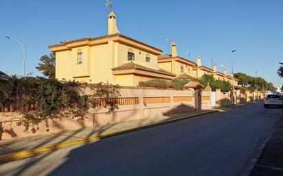 Vista exterior de Casa o xalet en venda en Chiclana de la Frontera amb Calefacció, Jardí privat i Parquet