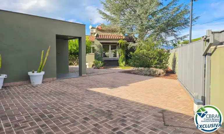 Vista exterior de Casa o xalet en venda en La Jonquera amb Aire condicionat, Calefacció i Jardí privat