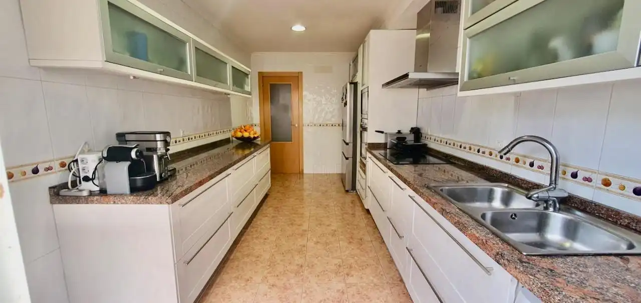 Cuina de Casa o xalet en venda en L'Alfàs del Pi amb Aire condicionat, Jardí privat i Terrassa
