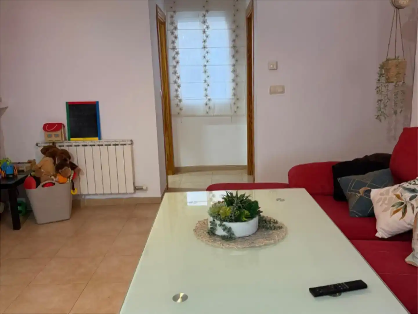 Sala d'estar de Casa adosada en venda en Alfacar amb Aire condicionat, Parquet i Piscina