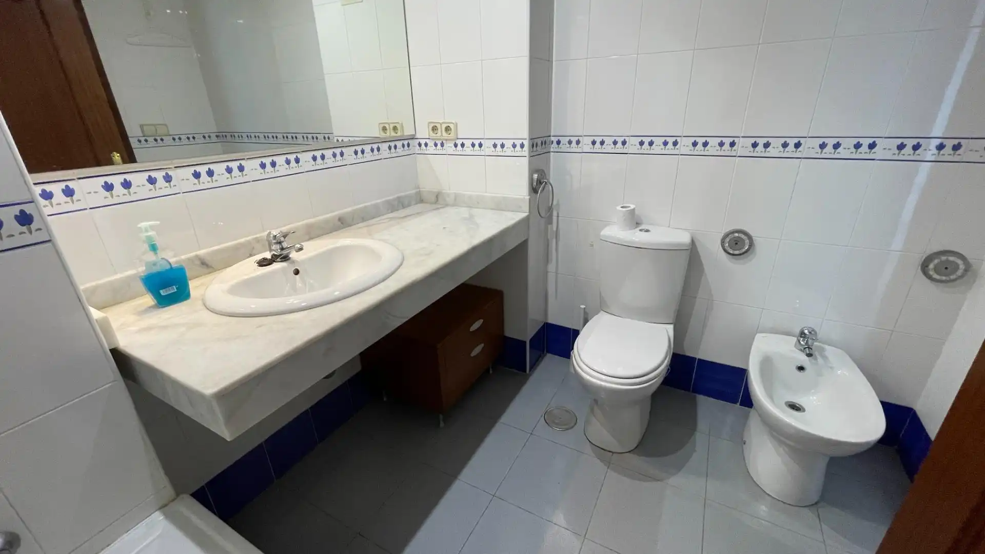 Badezimmer von Wohnung zur Miete in Córdoba mit Klimaanlage, Heizung und Gemeinschaftspool
