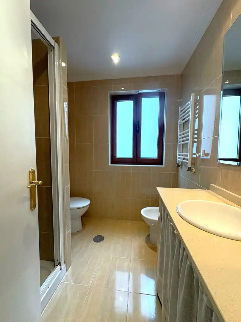 Badezimmer von Wohnung zur Miete in Oviedo  mit Heizung
