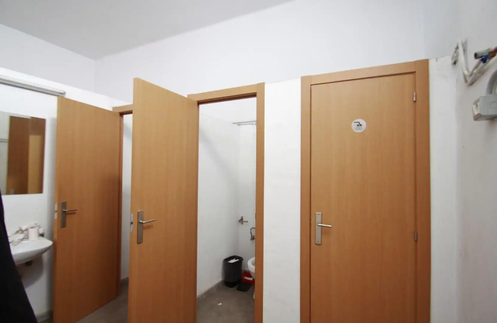 Badezimmer von Fabrikhallen zur Miete in Salinas