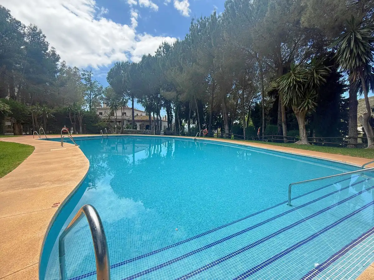 Schwimmbecken von Einfamilien-Reihenhaus zum Verkauf in Mijas mit Klimaanlage, Privatgarten und Terrasse