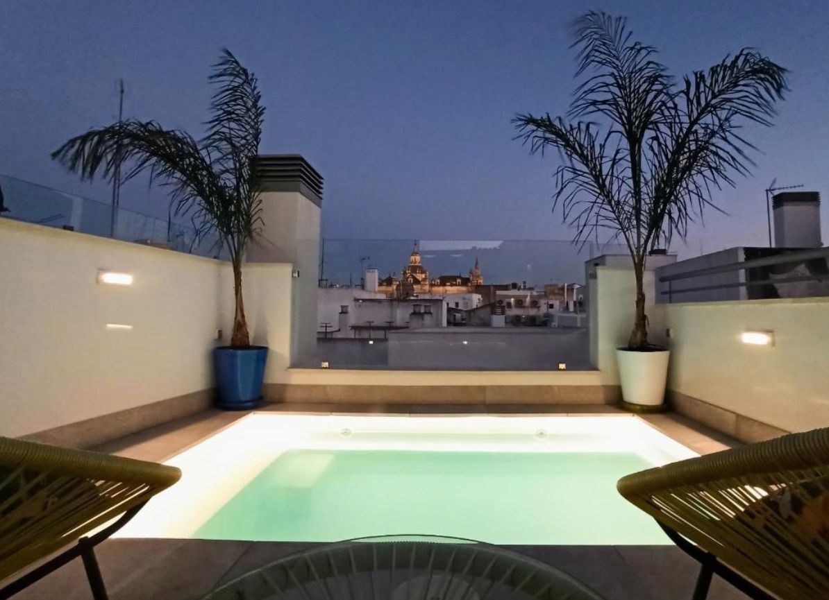 Piscina de Àtic de lloguer en  Sevilla Capital amb Aire condicionat, Calefacció i Jardí privat