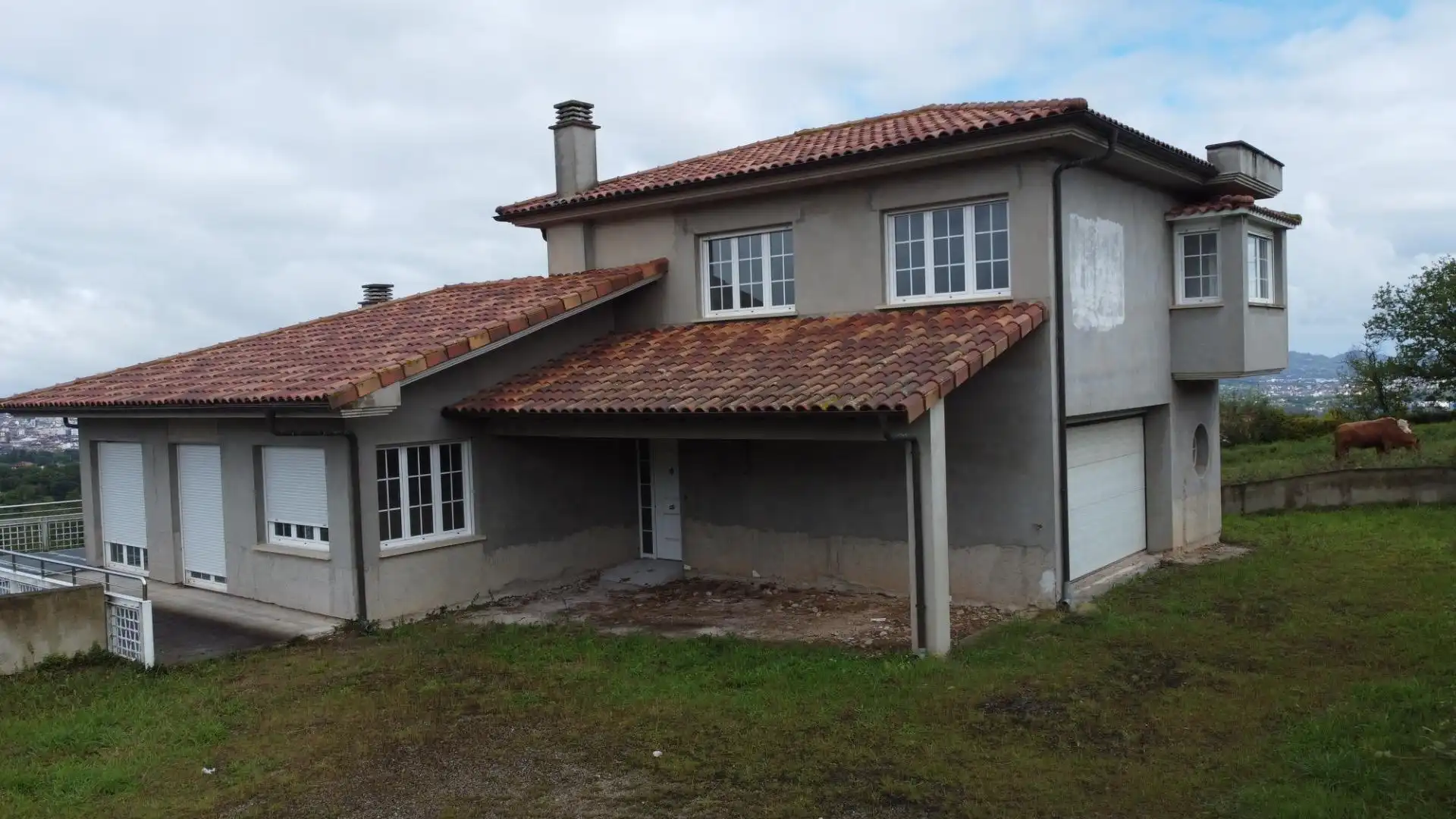 Vista exterior de Casa o xalet en venda en Oviedo  amb Jardí privat, Terrassa i Balcó