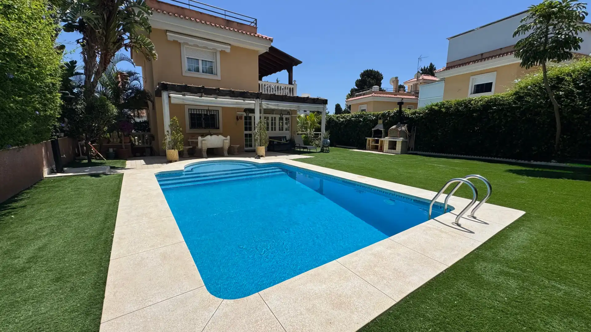 Piscina de Casa o chalet en venta en Torremolinos con Aire acondicionado, Calefacción y Jardín privado