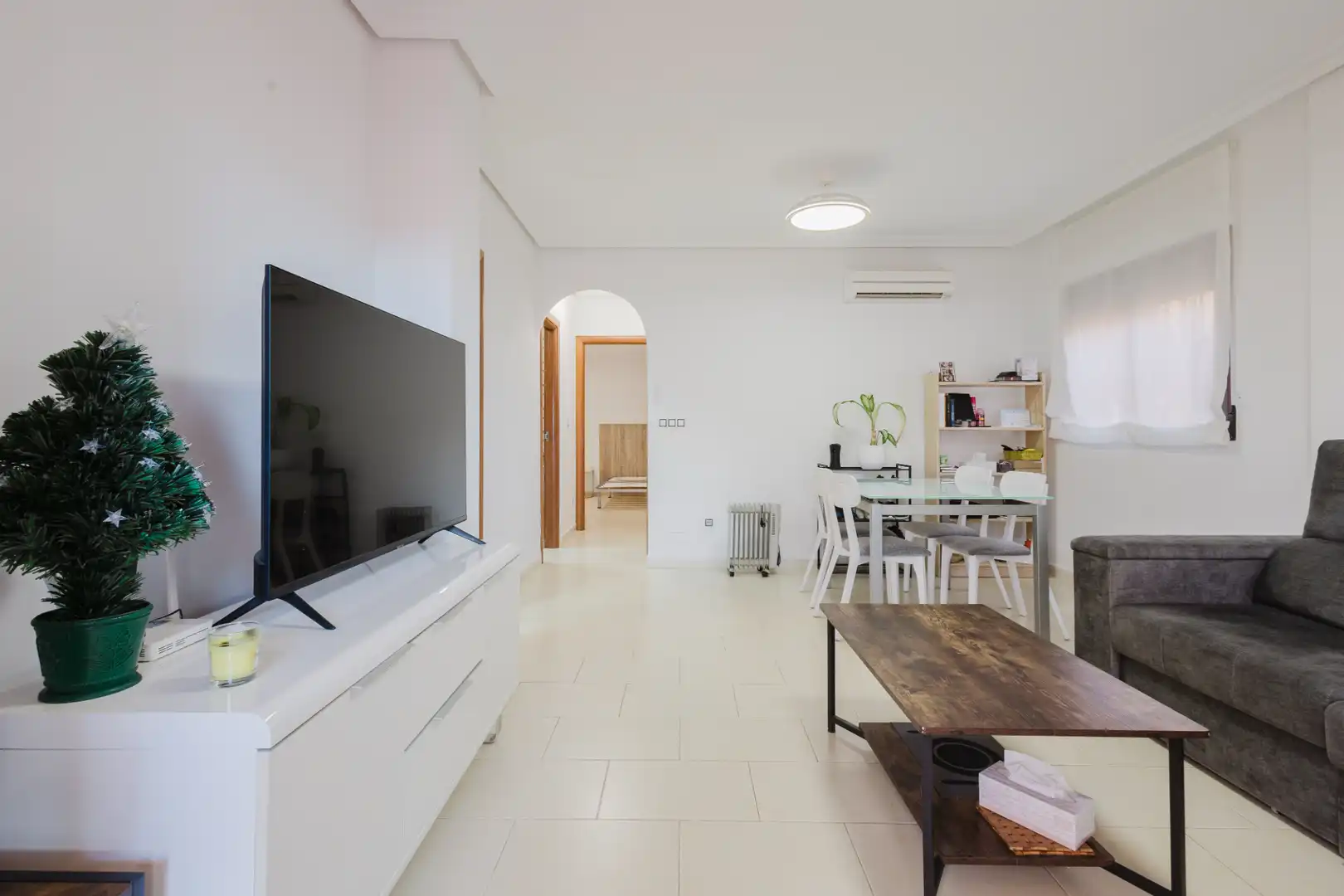 Sala d'estar de Casa o xalet en venda en Torrevieja amb Aire condicionat, Jardí privat i Terrassa