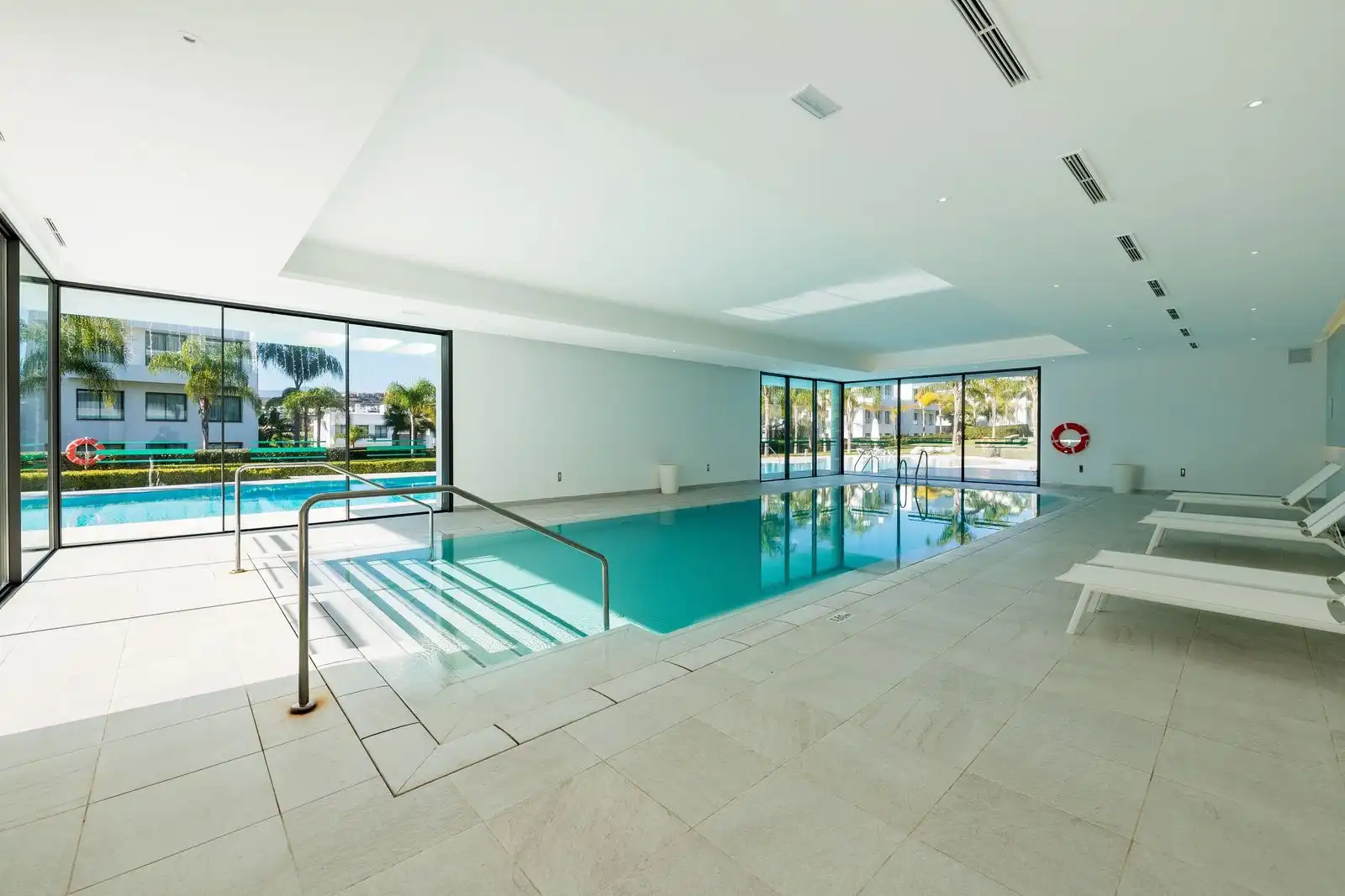 Piscina de Apartamento en venta en Estepona con Terraza, Trastero y Amueblado