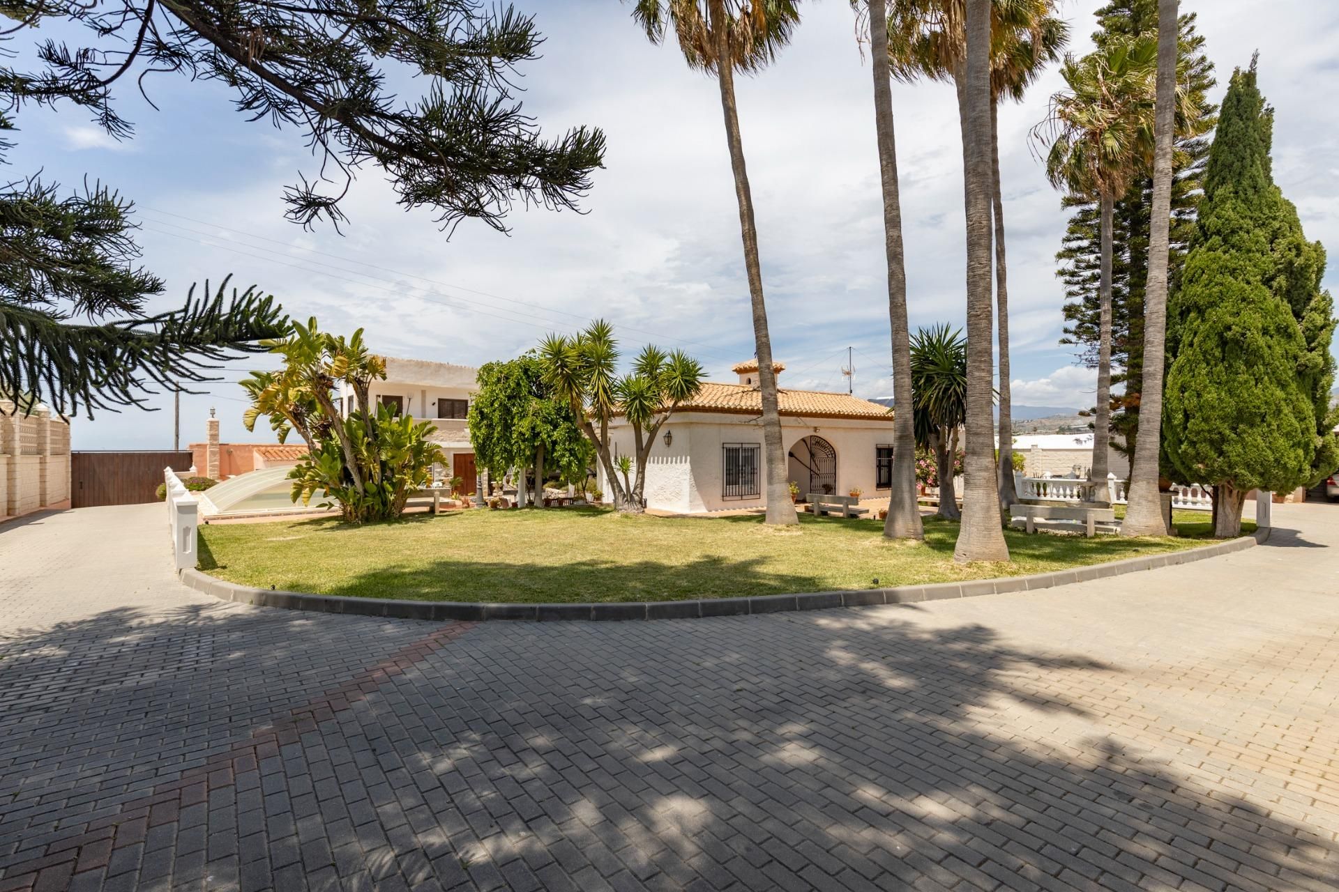 Vista exterior de Casa o xalet en venda en Motril amb Calefacció, Jardí privat i Piscina