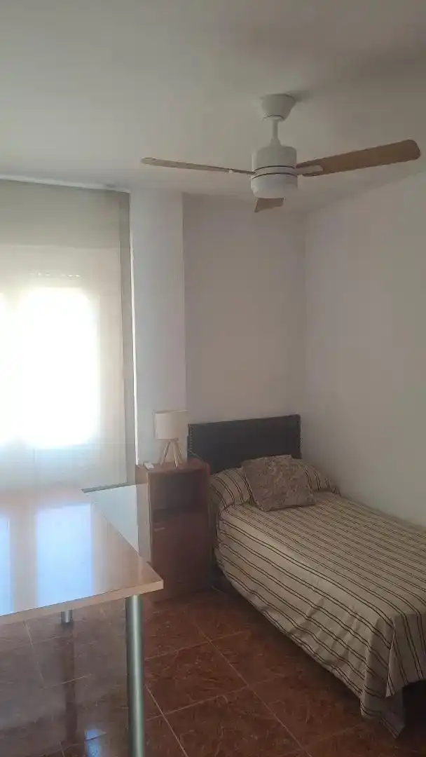 Schlafzimmer von Wohnung zur Miete in Sevilla mit Klimaanlage, Privatgarten und Möbliert