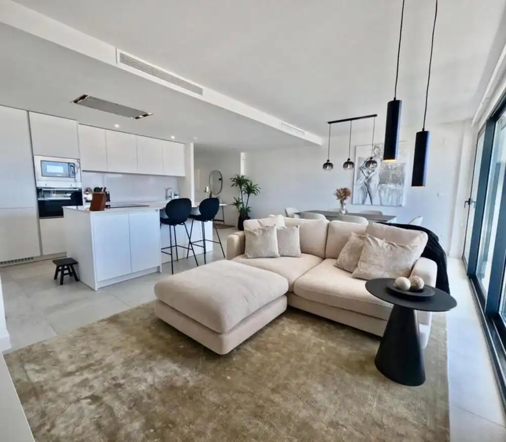 Sala d'estar de Apartament de lloguer en Estepona amb Aire condicionat, Terrassa i Traster
