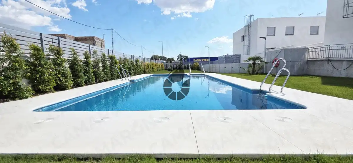 Piscina de Casa adosada en venda en Coria del Río amb Aire condicionat, Traster i Piscina comunitària