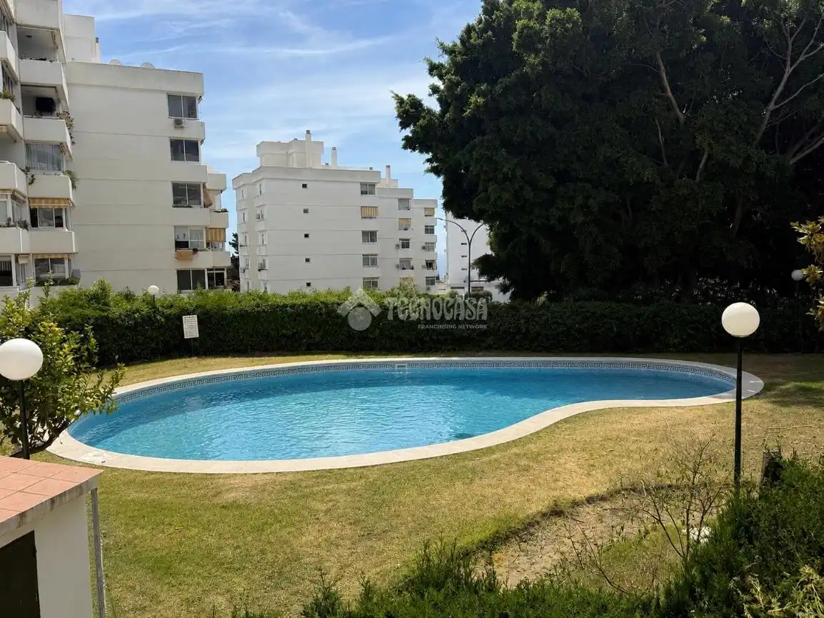 Piscina de Piso en venta en Benalmádena con Terraza y Piscina comunitaria